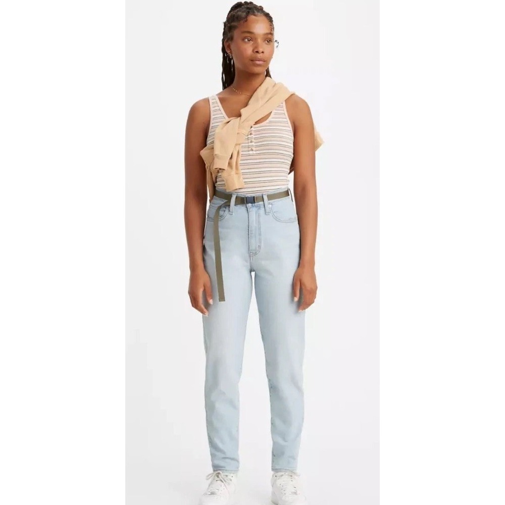 Levi's High-Waisted Taper Mom Jeans Womens 26 in Super Light Wash Mid-Stretch